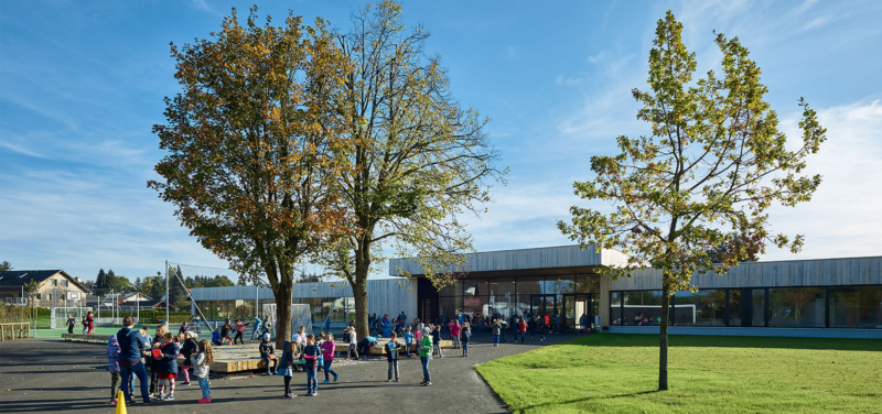 Blick auf die Fassade sowie den Erschließungsbereich